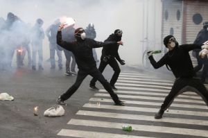 Teppisti-No-Expo-devastano-Milano-Foto-Ansa-Reuters-Ap-Afp-20